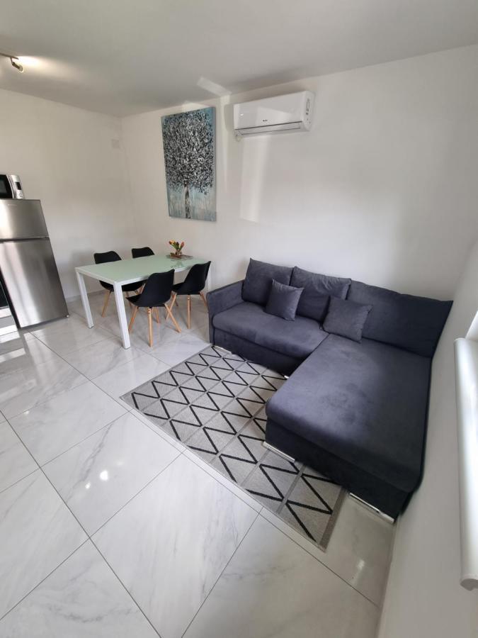 Ivaana Apartment Banjol Exterior photo